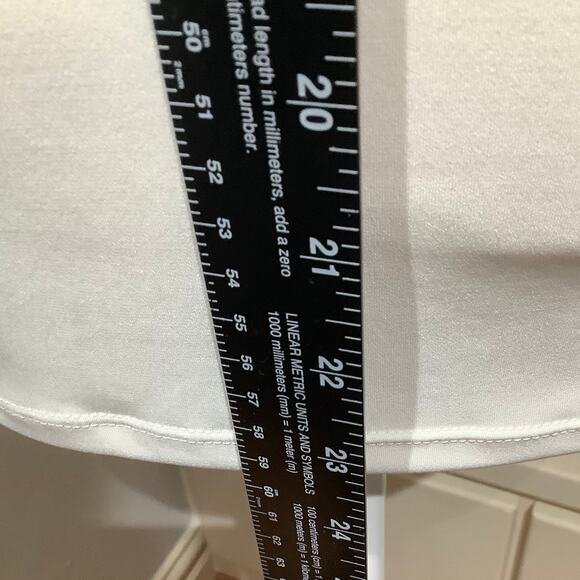 Carmen Marc Valvo Cream Short Sleeve Shirt MD Modern Minimalist Metal Accents - Picture 6 of 7